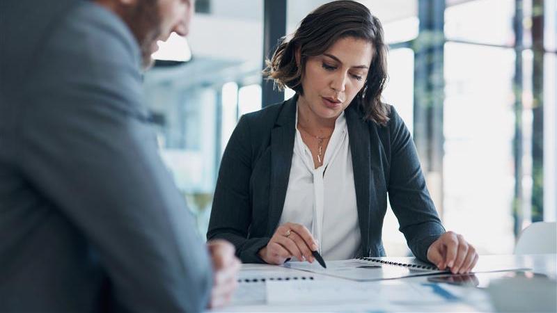 Die Mitarbeiterin eines Family Offices berät einen Kunden 
